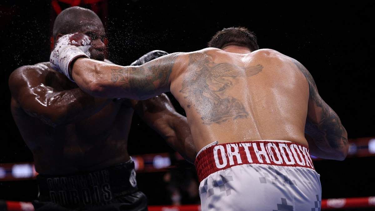 Дюбуа програв Усику нокаутом / Photo by ADRIAN DENNIS/AFP via Getty Images