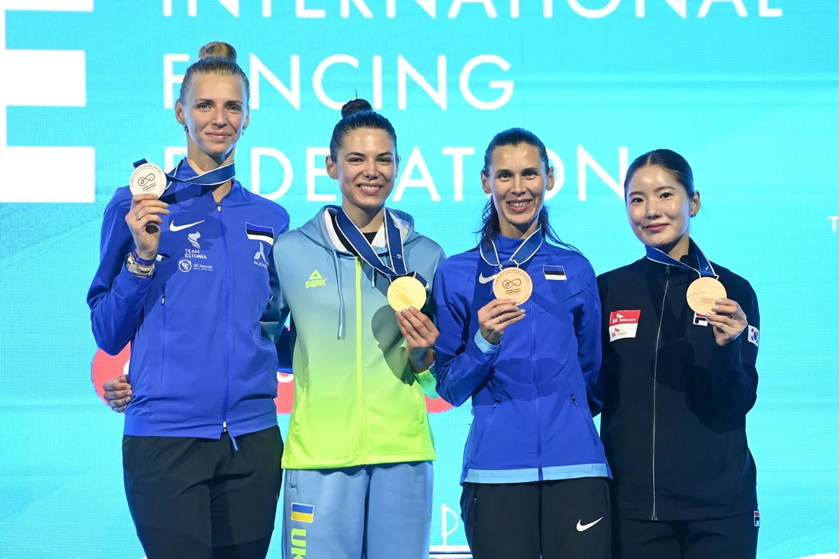 Влада Харькова – чемпіонка світу з фехтування на шпазі (друга зліва) / FIE