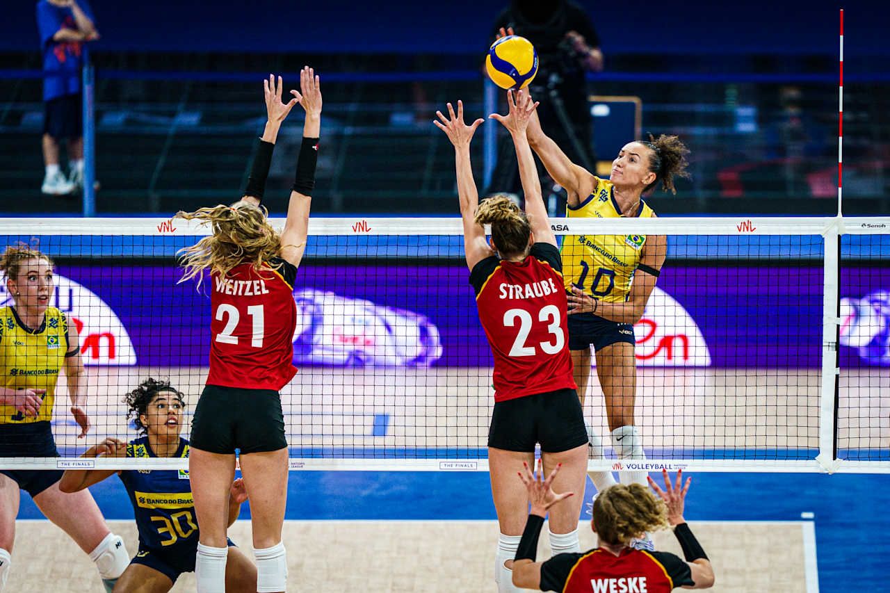 Сборная Бразилии переиграла команду Германии / FIVB