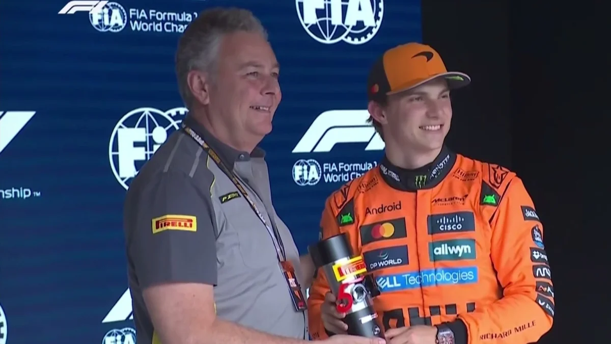 Піастрі (справа) з нагородою / Скріншот