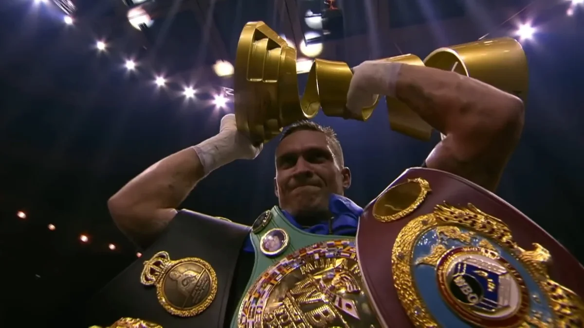 Олександр Усик з Кубком імені Мухаммеда Алі / Скріншот