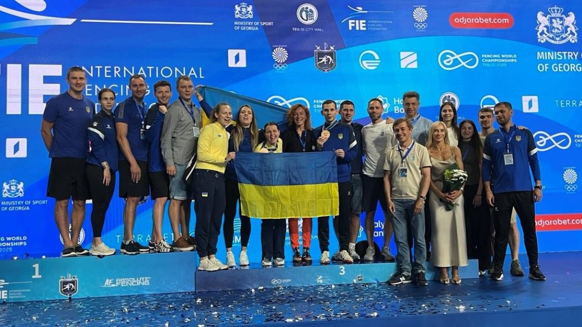 Радість української делегації з фехтування / фото: ФФУ