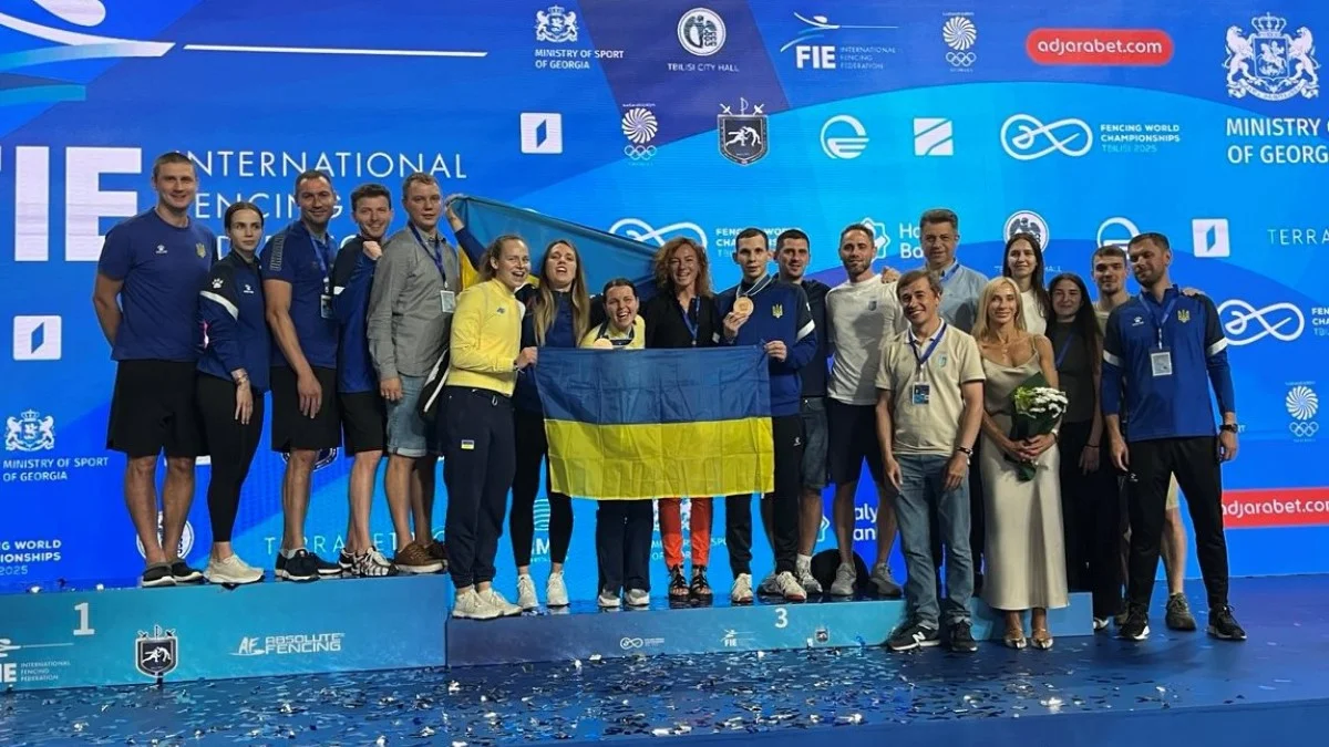 Радость украинской делегации по фехтованию / фото: ФФУ