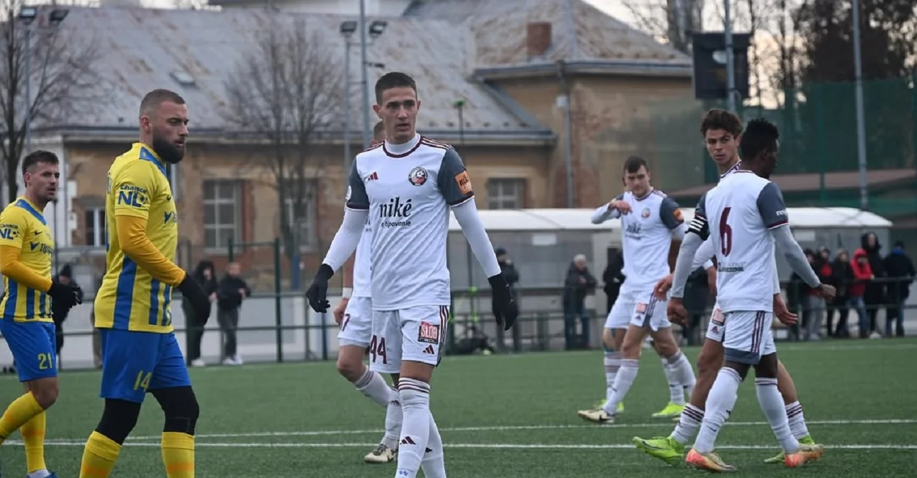 Андрій Гавриленко (по центру) / ФК Подбрезова