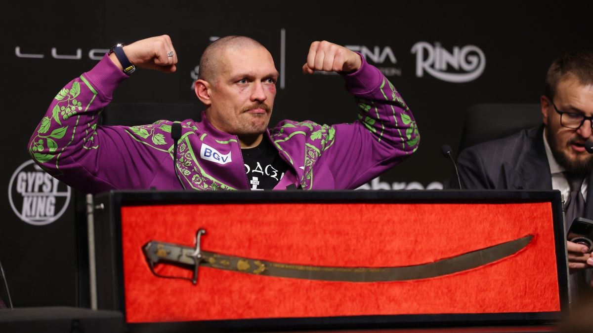 Олександр Усик з шаблею Івана Мазепи / Getty Images
