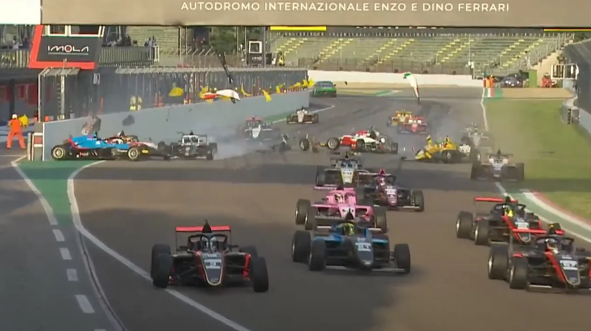 Авария Формулы 4 в Имоле / Скрин