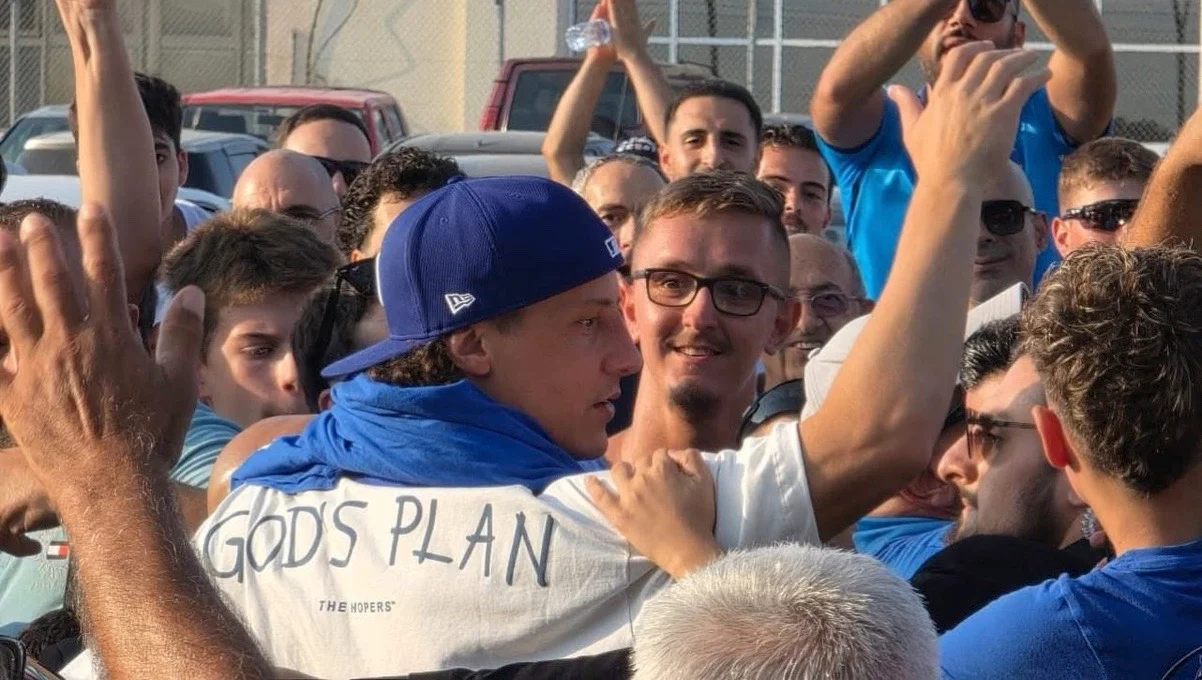 Давід Луїс з фанатами Пафоса (у кепці) / фото: ФК Пафос