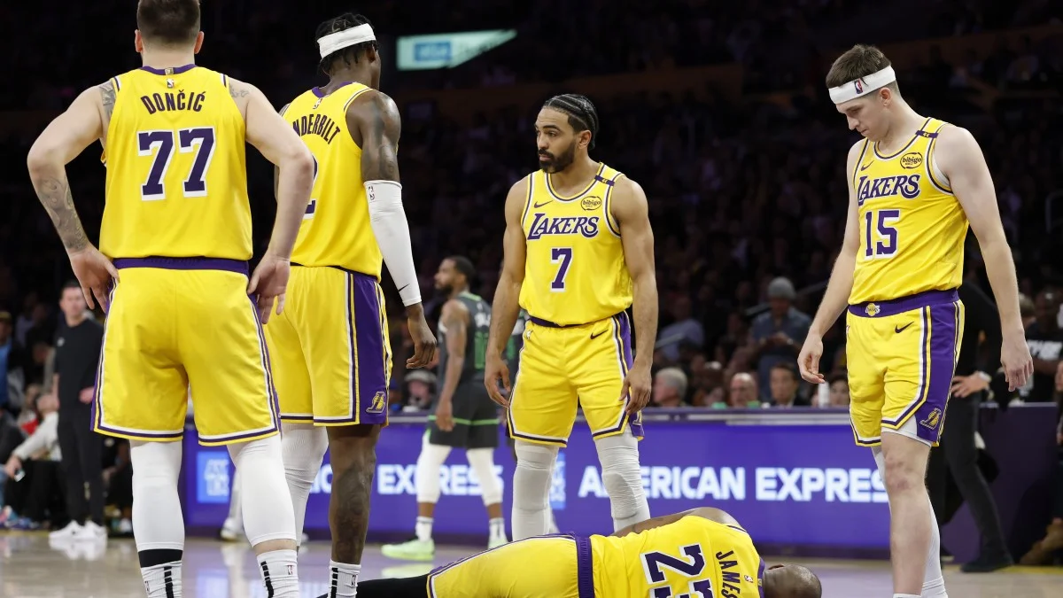 Лука Дончич, Леброн Джеймс и другие игроки Лейкерс / Getty Images