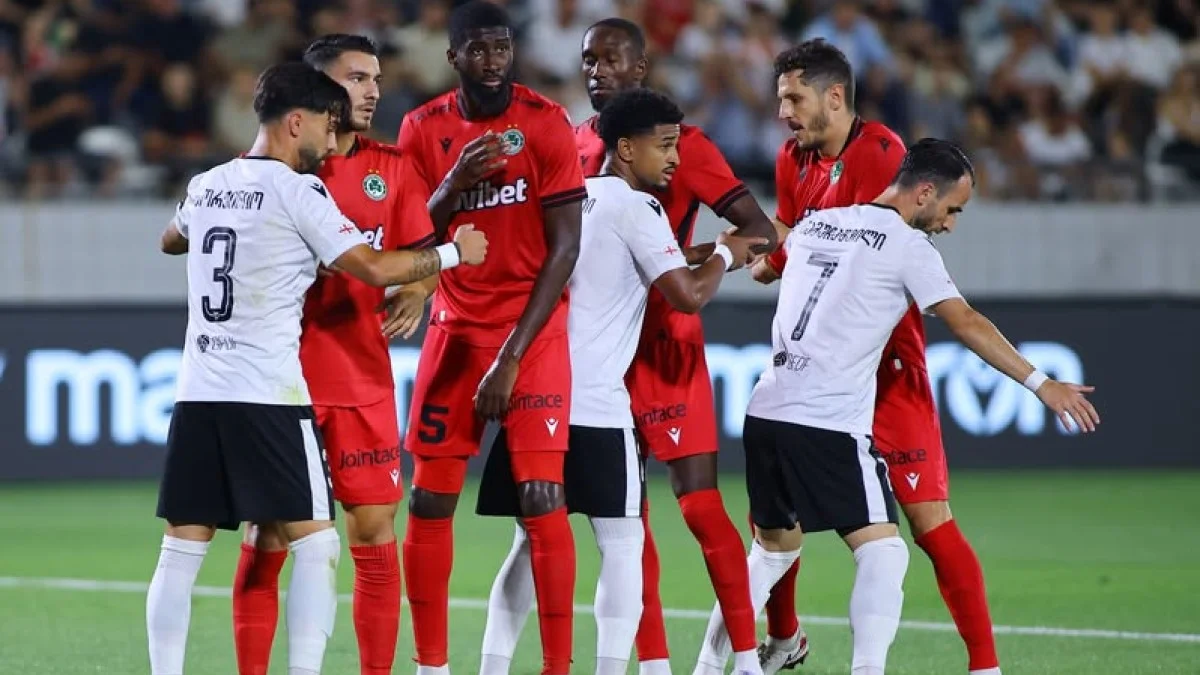 Гравці Омонії (у червоному) / фото: ФК Омонія