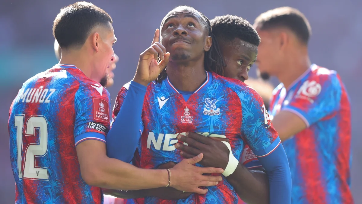 Эберечи Эзе с партнерами по Кристал Пэлас / фото: Getty Images