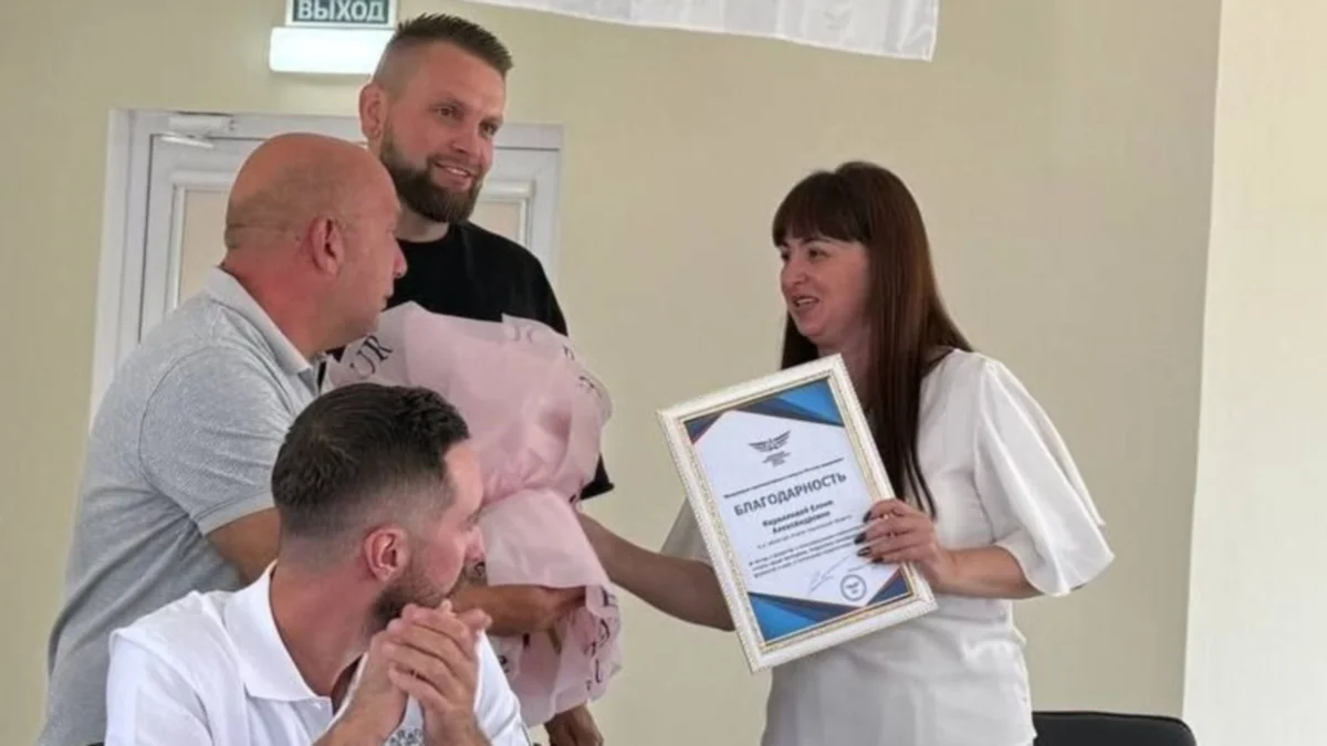 Дмитро Холоша (по центру в чорній футболці) / Скріншот