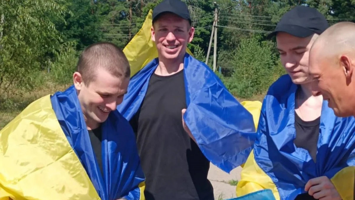 Микита Каліберда (по центру) з побратимами / фото: Volleyball.ua