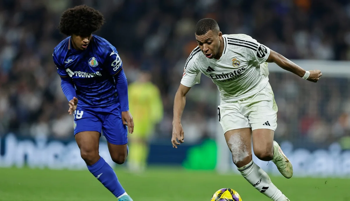 Петер Федерико и Мбаппе / фото: Maria Gracia Jimenez/Soccrates/Getty Images