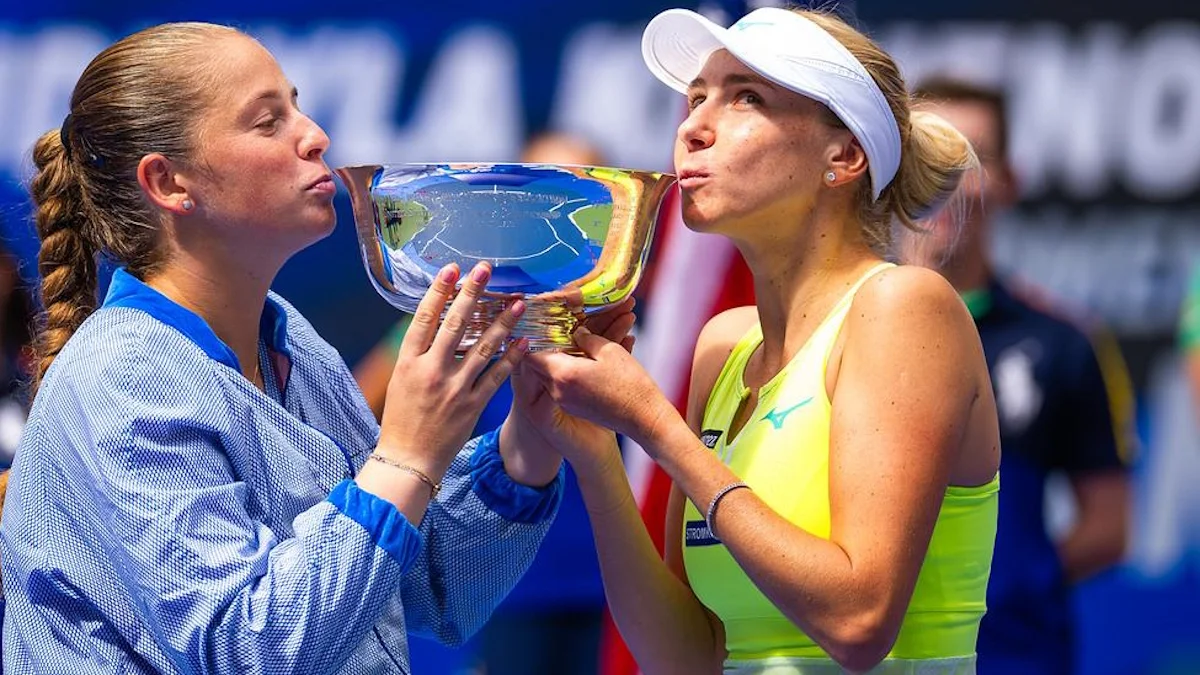Елена Остапенко и Людмила Киченок с трофеем US Open-2024 / фото: Jimmie 48
