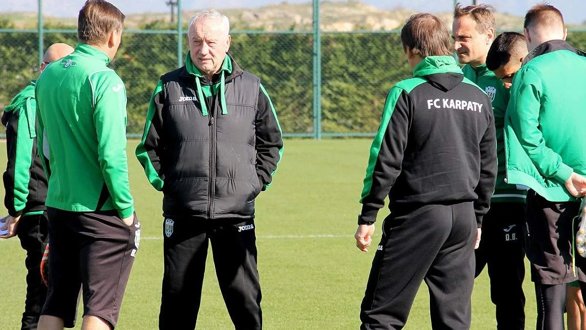 Петр Дыминский (в центре) / ФК Карпаты