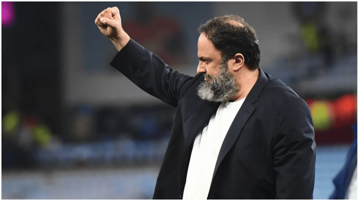 Фото к новости: "Шантаж, договорные матчи, торговля наркотиками и коррупция": в АПЛ скандал, фанаты провоцируют одиозного владельца клуба