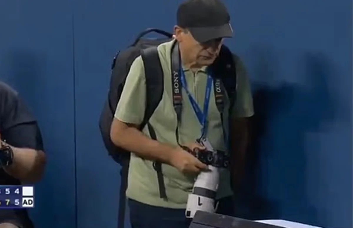 Фото к новости: На US Open наказали фотографа, который чуть не сорвал встречу бешеного россиянина с французом Бонзи (ВИДЕО)