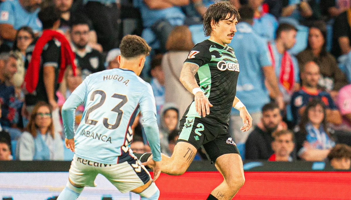 Фото к новости: Сельта в перенесенном матче расписала боевую ничью с Бетисом – кипер севильцев опозорился, пропустив "бабочку"