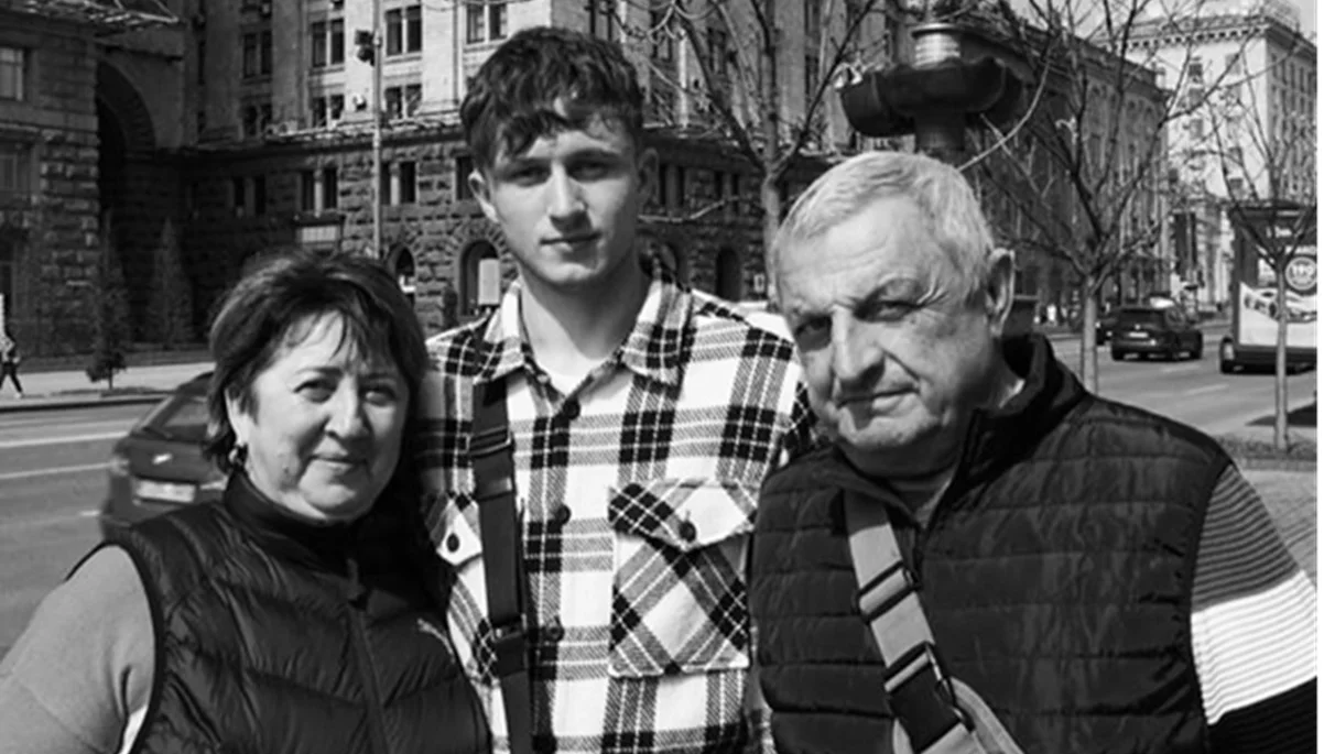 Олександр Драмбаєв з батьками / фото: соцмережі гравця