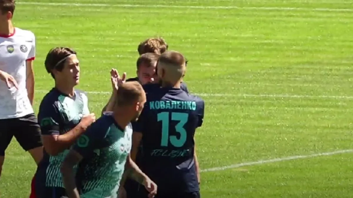 Игроки Лесного празднуют первый гол Волошина / скриншот