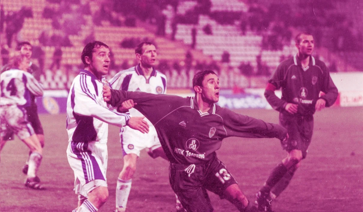 Форвард Карпат Андрій Драголюк проти динамівців Косовського і Головка / Фото з архіву Юрія Назаркевича