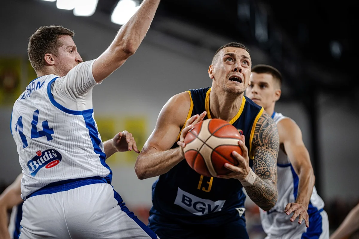 В’ячеслав Бобров (з м'ячем) / fiba.basketball