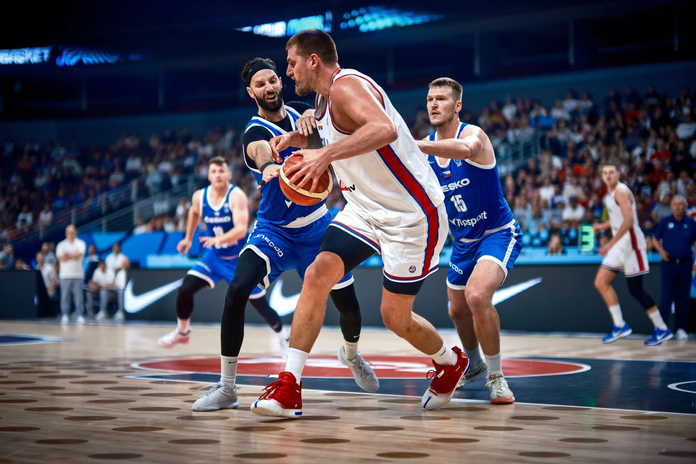 Нікола Йокіч збірній Сербії майже нічим не допоміг / fiba.basketball