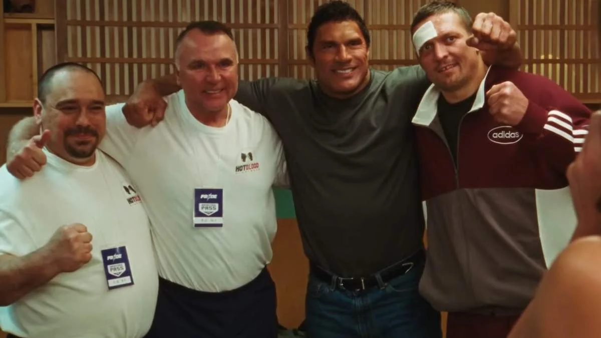 Двейн Джонсон та Олександр Усик (справа) / Скріншот