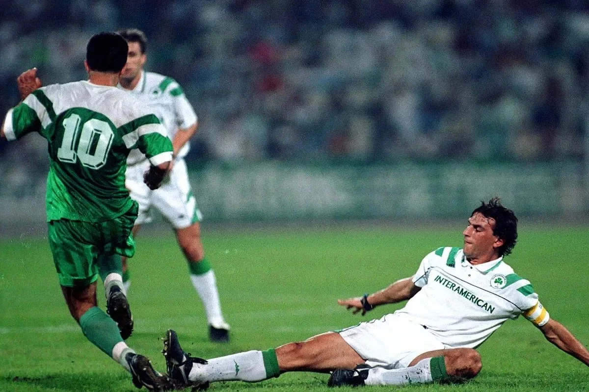 Янніс Каліцакіс (праворуч) стелиться у фірмовому підкаті