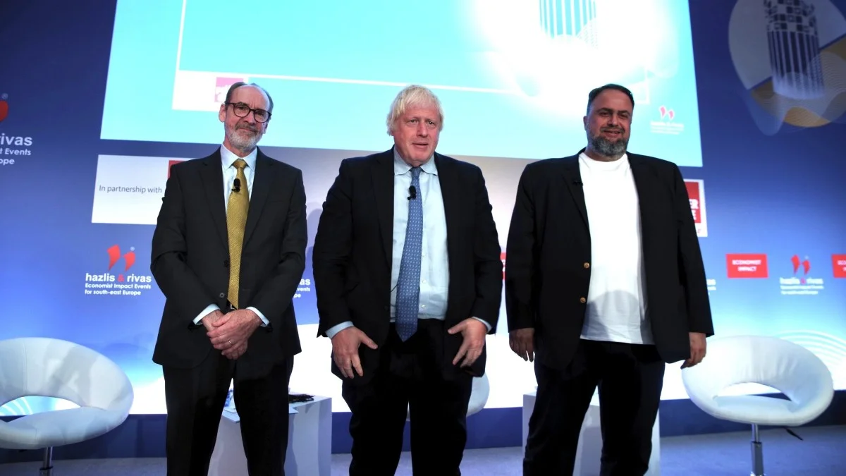 Борис Джонсон (в центрі) та Евангелос Марінакіс / фото: tovima