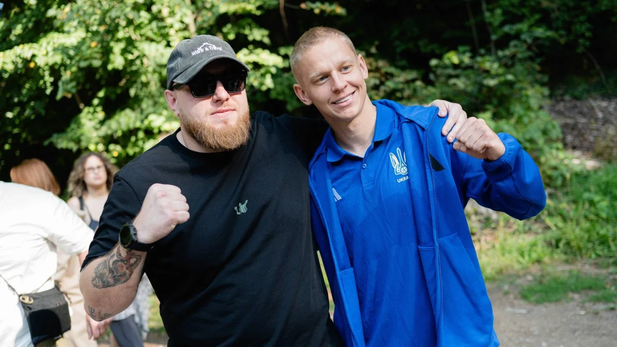 Александр Зинченко с одним из бойцов "Азова" / фото: УАФ