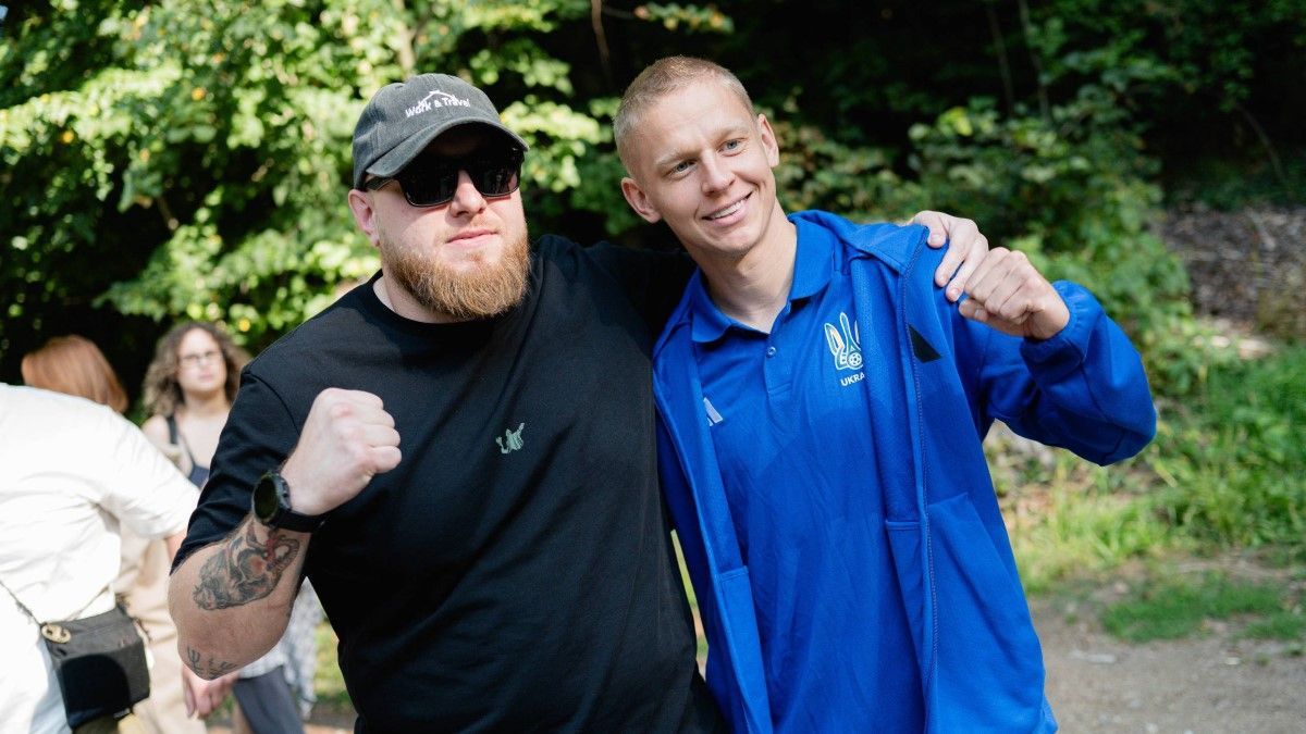 Александр Зинченко с одним из бойцов "Азова" / фото: УАФ