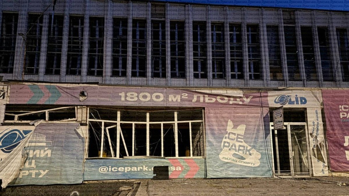 Одесский Дворец Спорта после ночных обстрелов / фото: Думская