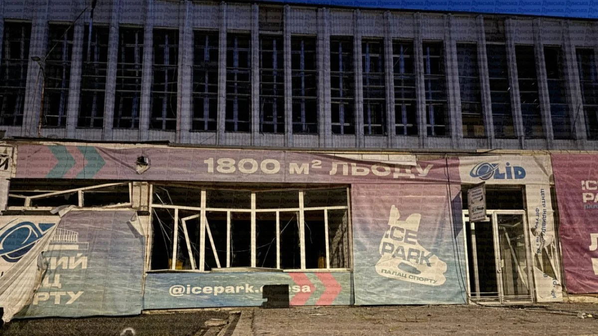Одесский Дворец Спорта после ночных обстрелов / фото: Думская