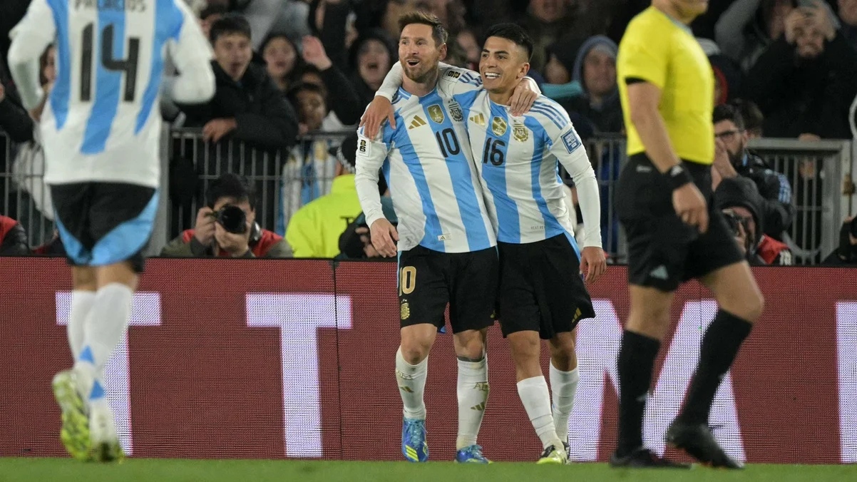 Тьяго Альмада и Лионель Месси / фото: JUAN MABROMATA/AFP via Getty Images