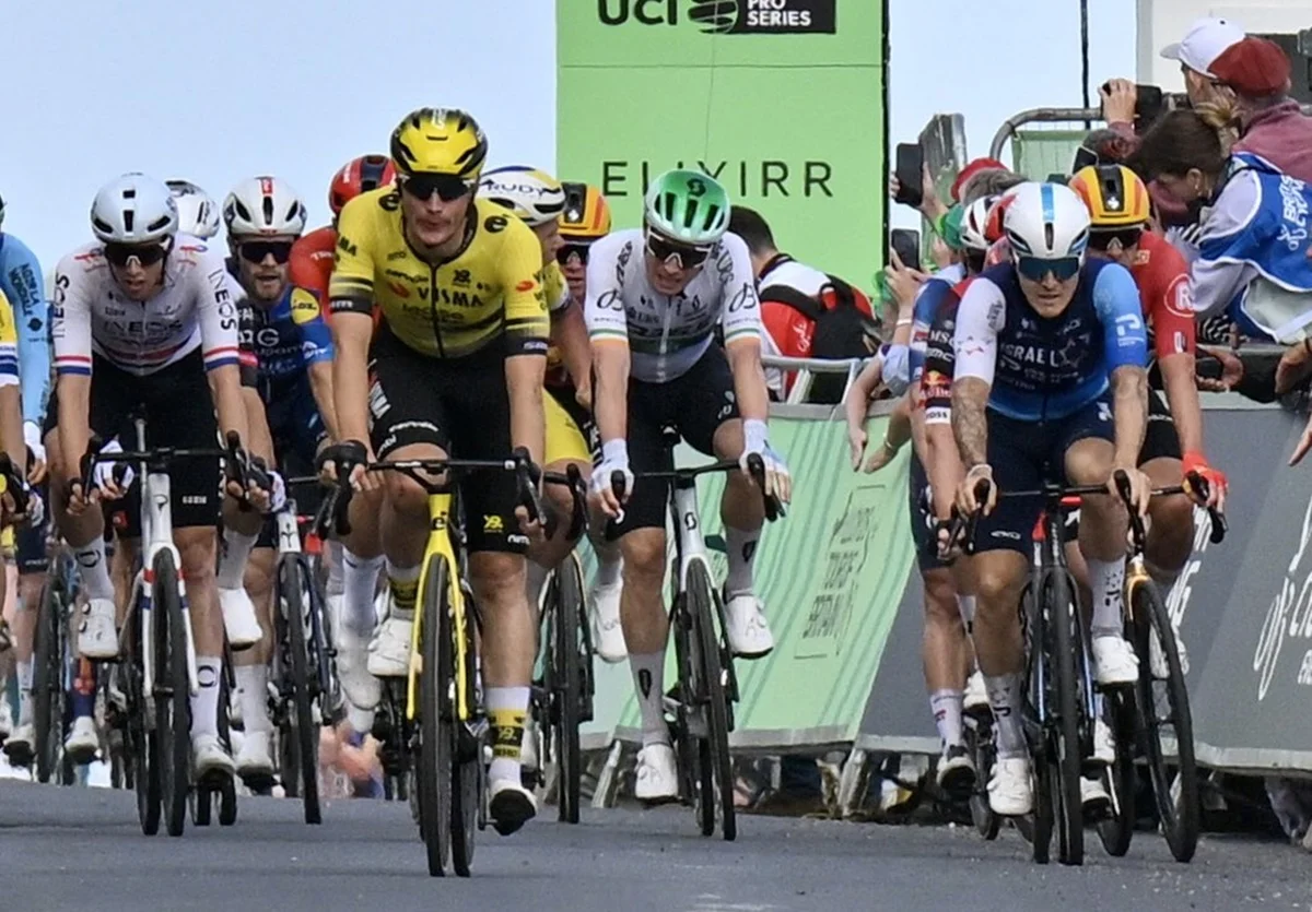 Команду Israel-Premier Tech пытались подтолкнуть к снятию с гонки / Israel-Premier Tech