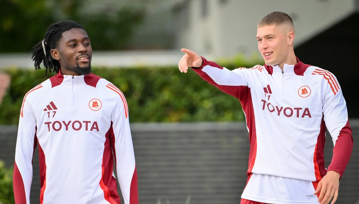 Ману Коне та Артем Довбик / фото: Fabio Rossi/AS Roma via Getty Images