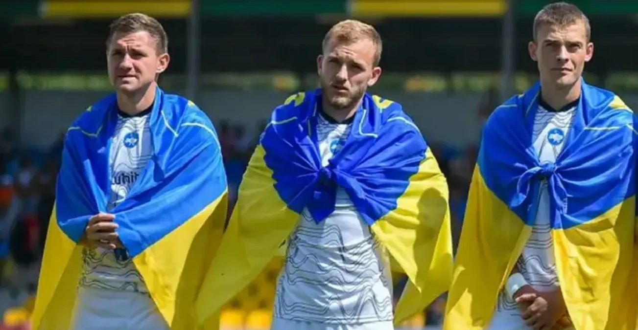 Олександр Мартинюк (по центру) / ФК Металіст 1925