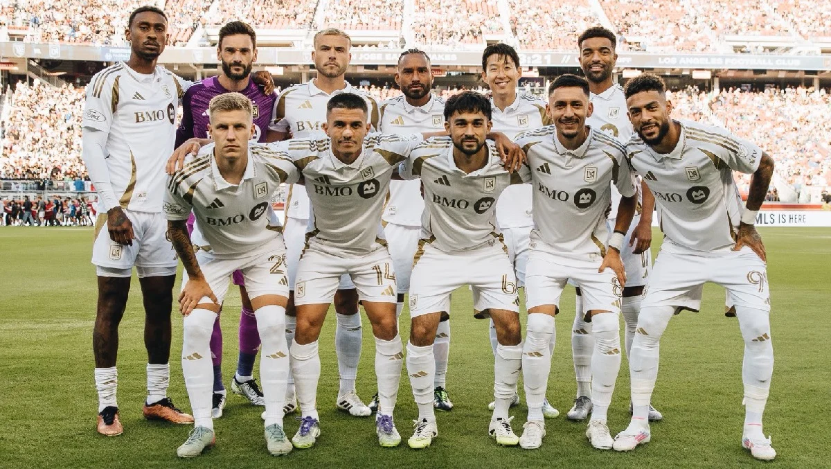 Артем Смоляков (первый слева и первом ряду) / ФК Лос-Анджелес