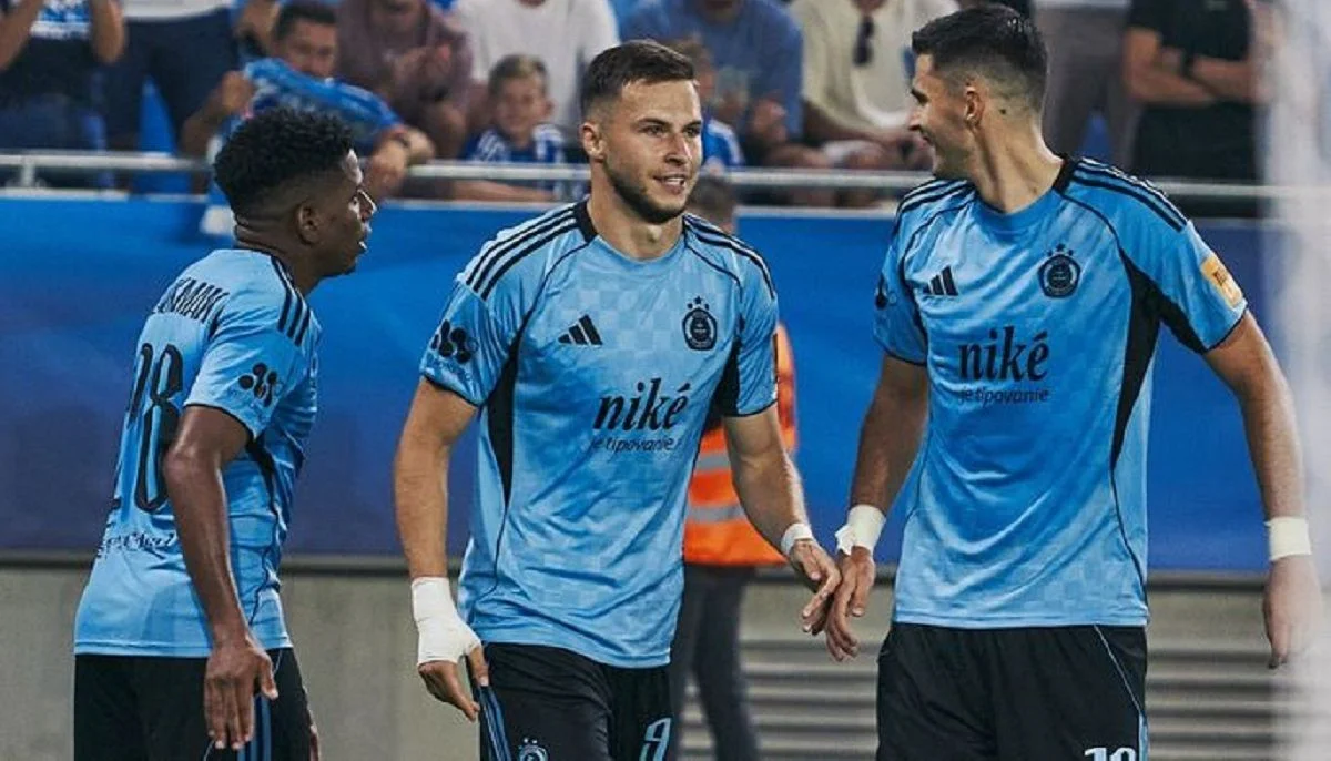 Николай Кухаревич (в центре) / ФК Слован