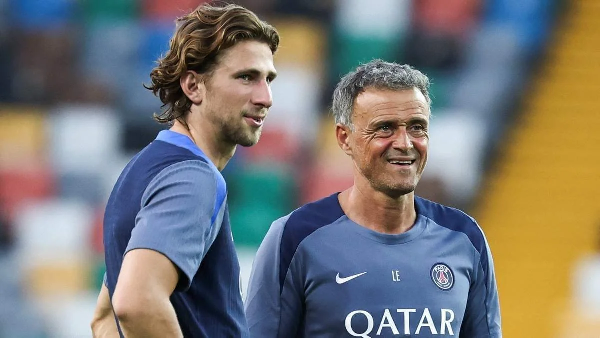 Илья Забарный и Луис Энрике / фото: FRANCK FIFE/AFP via Getty Images