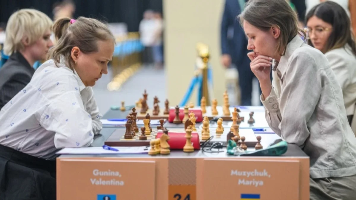 Марія Музичук (праворуч) проти Валентіни Гуніної / фото: FIDE