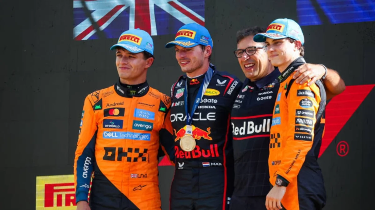 Ферстаппен на подіумі з пілотами Макларен / IMAGO