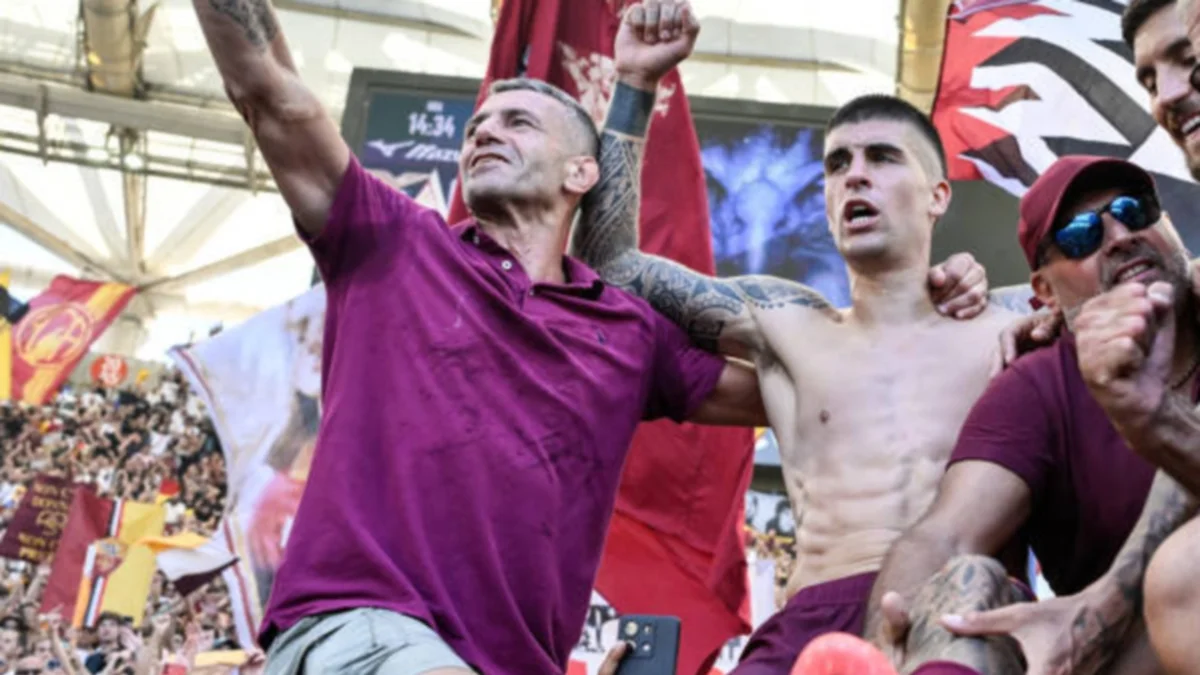 Джанлука Манчіні разом з фанатами Роми / IMAGO