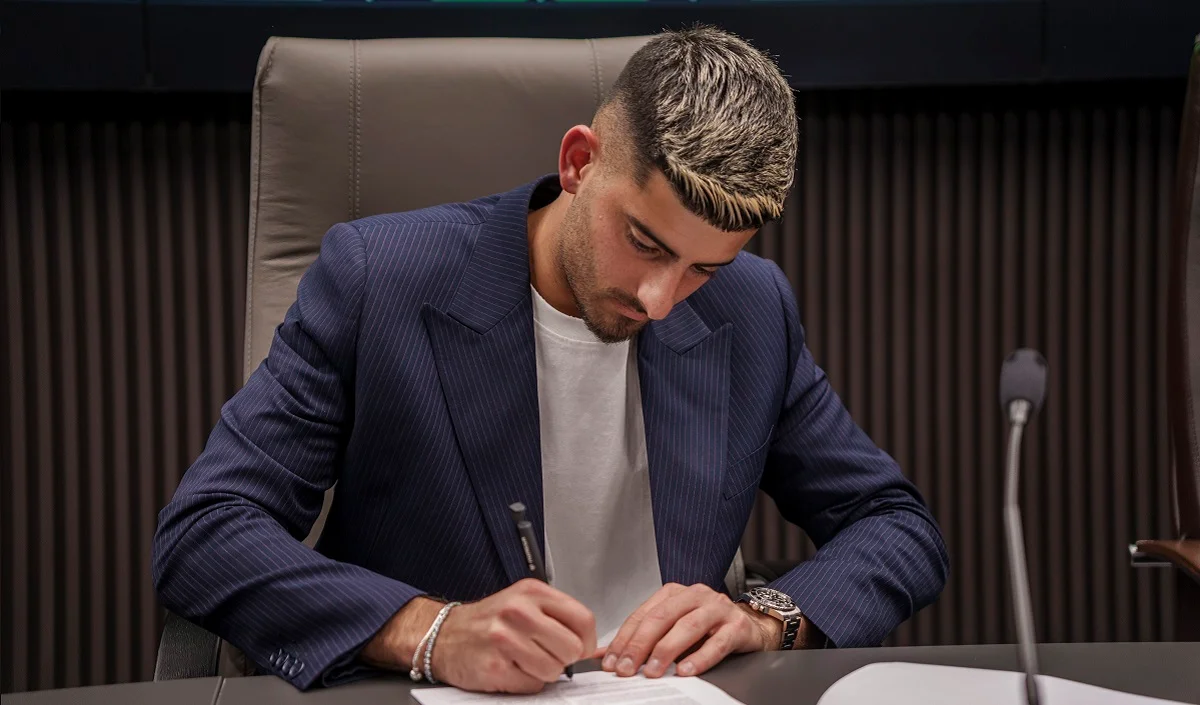 Томер Йосефі підписує контракт / Фото ФК Полісся