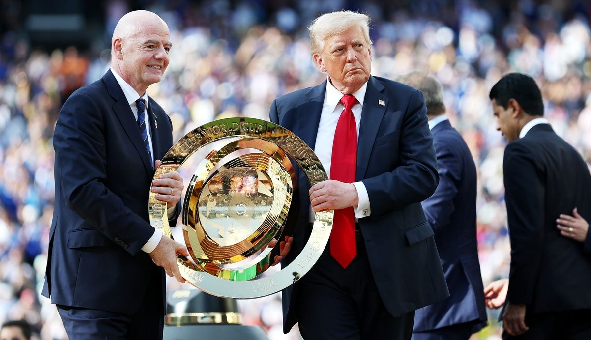 Трамп и Инфантино с трофеем КЧМ/ фото: Michael Regan - FIFA/FIFA via Getty Images
