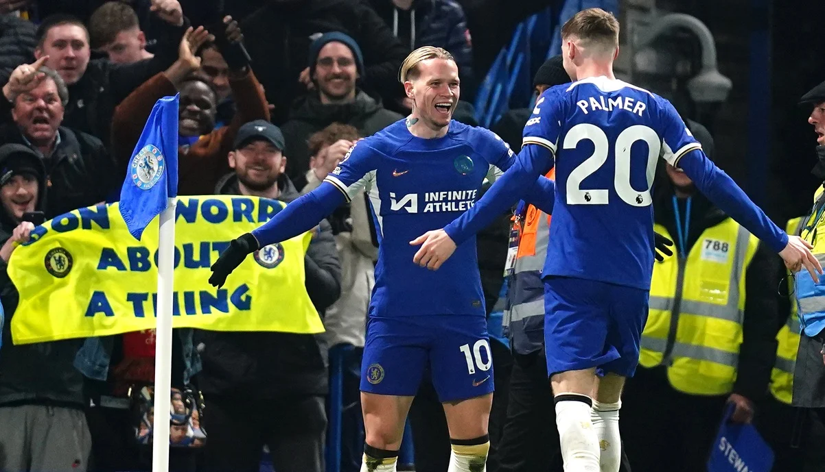 Михаил Мудрик и Колу Палмер / фото: John Walton/PA Images via Getty Images