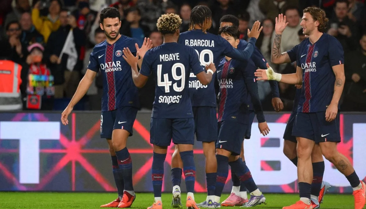 Ілля Забарний з одноклубниками / фото: A. Mounic/L'Équipe