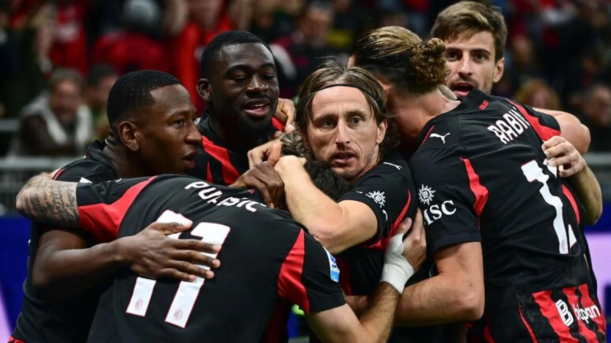 Фото к новости: Милан остановил непобедимый Наполи и возглавил таблицу – глупое удаление Эступиньяна едва не испортило шоу Пулишича