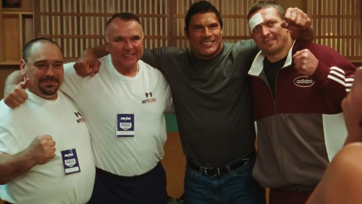 Усик (крайний справа) в образе Игоря Волчанчина / Скриншот